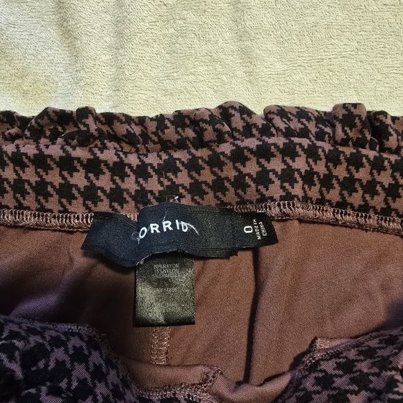 Torrid wine and black pull on pants size 0 - Picture 3 of 3